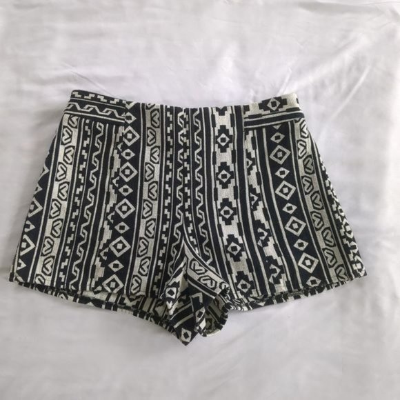 Forever 21 Black and White Aztec Geometric print boho short shorts size M - Picture 7 of 7